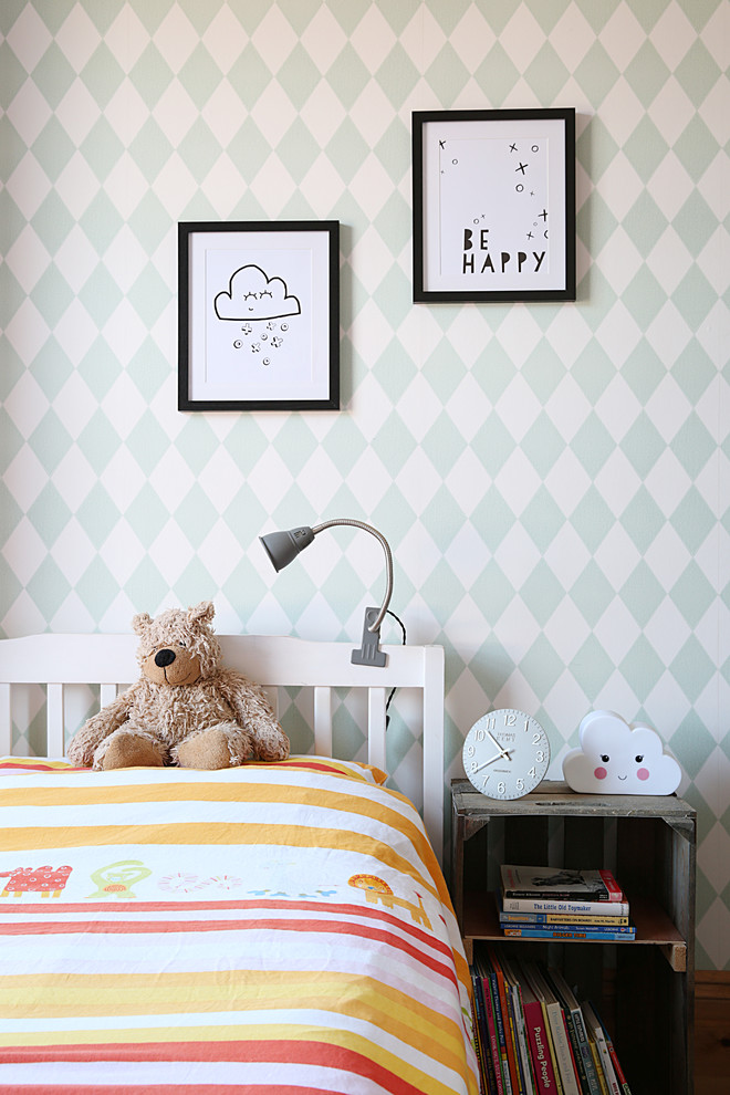 Foto de dormitorio infantil de 4 a 10 años actual con paredes multicolor