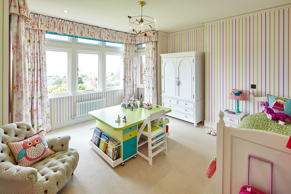 На фото: детская в классическом стиле с разноцветными стенами и ковровым покрытием для ребенка от 1 до 3 лет, девочки с