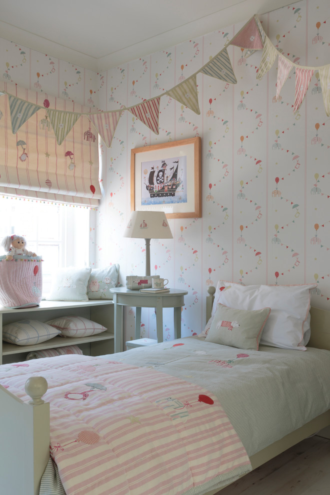 Imagen de dormitorio infantil clásico pequeño con paredes azules