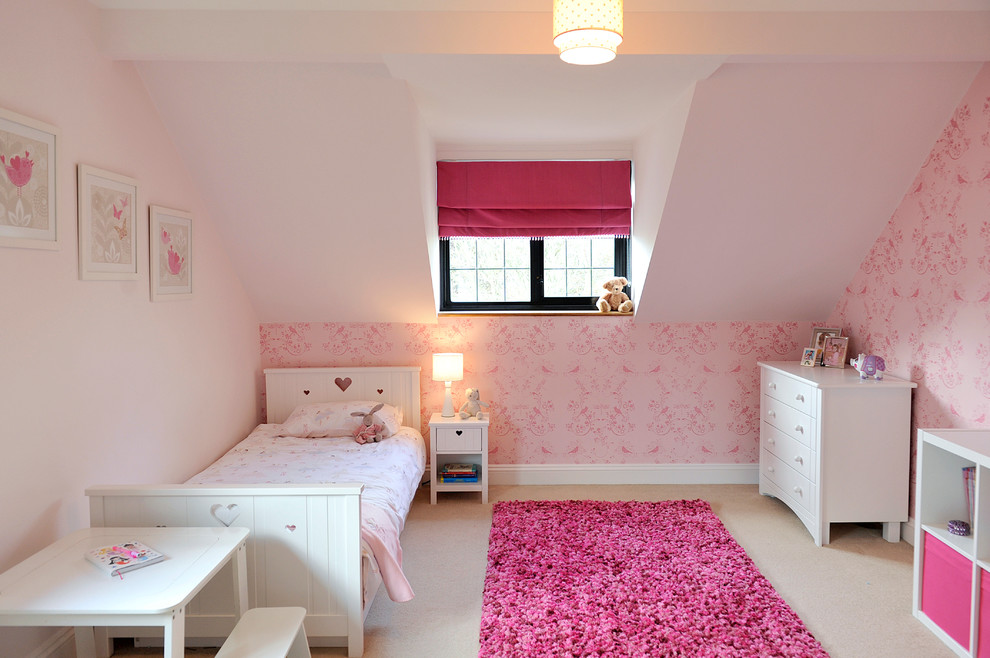 Klassisches Mädchenzimmer mit Schlafplatz, rosa Wandfarbe und Teppichboden in London