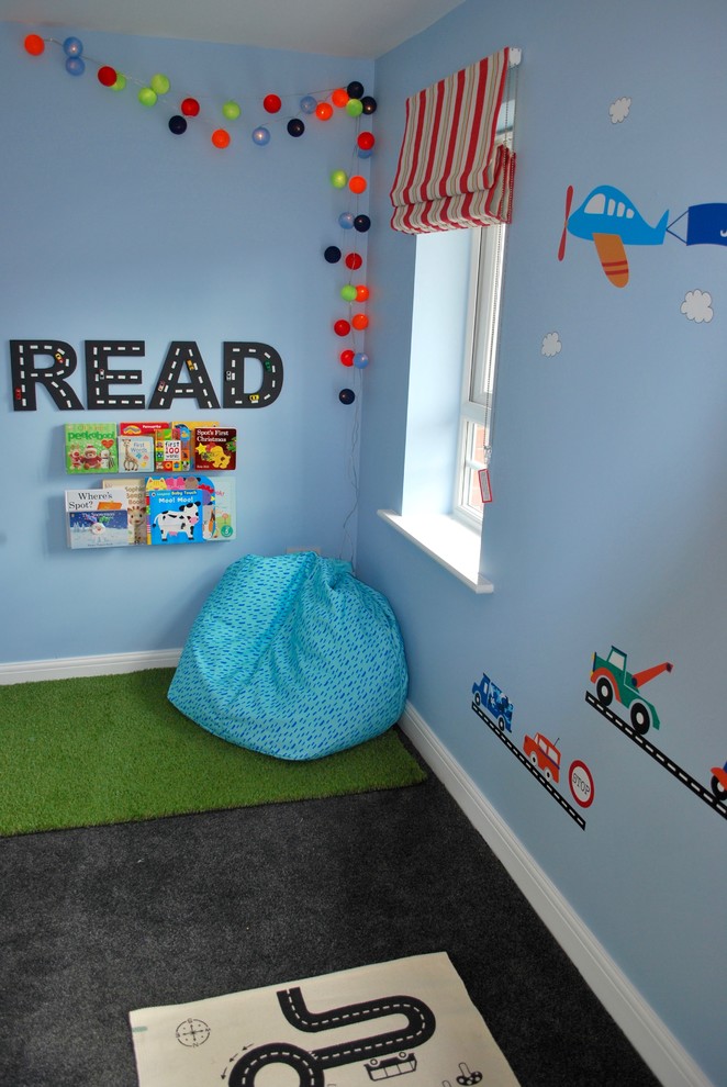 Пример оригинального дизайна: детская среднего размера в стиле модернизм с спальным местом, синими стенами, ковровым покрытием и серым полом для ребенка от 4 до 10 лет, мальчика