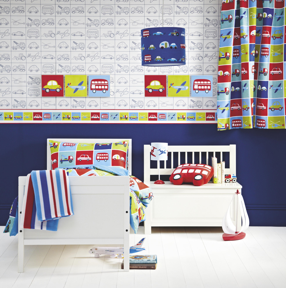 Diseño de dormitorio infantil de 1 a 3 años contemporáneo pequeño con paredes azules y suelo de madera clara
