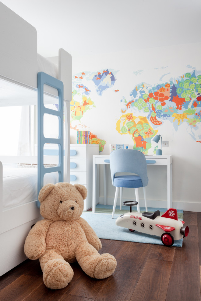 Exempel på ett modernt pojkrum kombinerat med sovrum och för 4-10-åringar, med flerfärgade väggar, mörkt trägolv och brunt golv