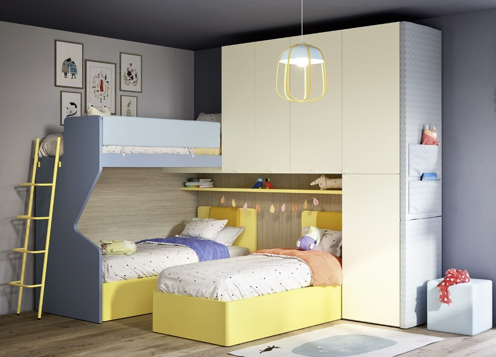 Modern inredning av ett stort könsneutralt barnrum kombinerat med sovrum och för 4-10-åringar, med grå väggar