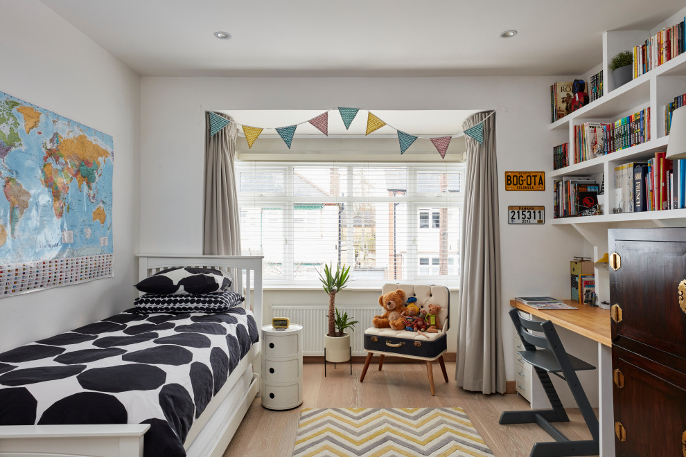 Neutrales Klassisches Kinderzimmer mit Schlafplatz, weißer Wandfarbe, braunem Holzboden und braunem Boden in London