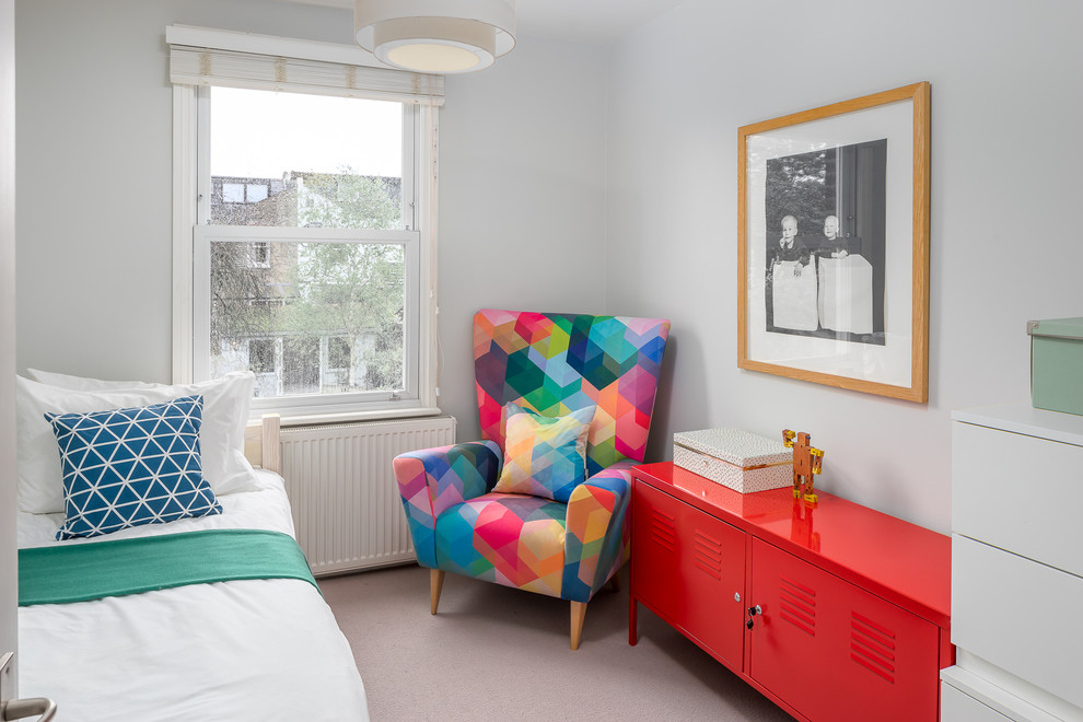 Diseño de dormitorio infantil de 4 a 10 años nórdico con paredes grises, moqueta y suelo beige