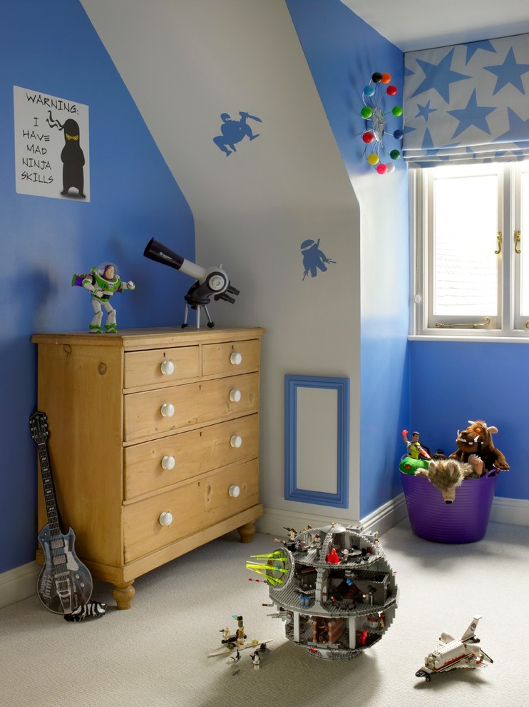 Idéer för att renovera ett vintage pojkrum, med blå väggar