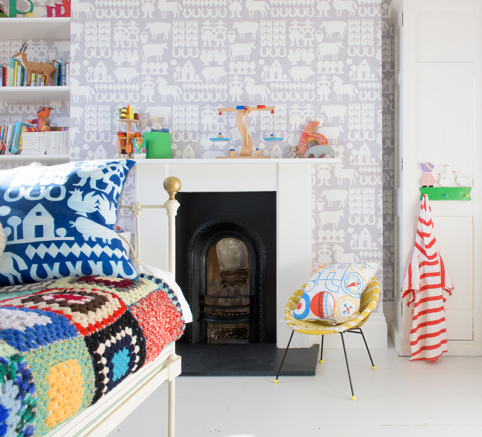 Bild på ett eklektiskt könsneutralt barnrum kombinerat med sovrum, med lila väggar och vitt golv