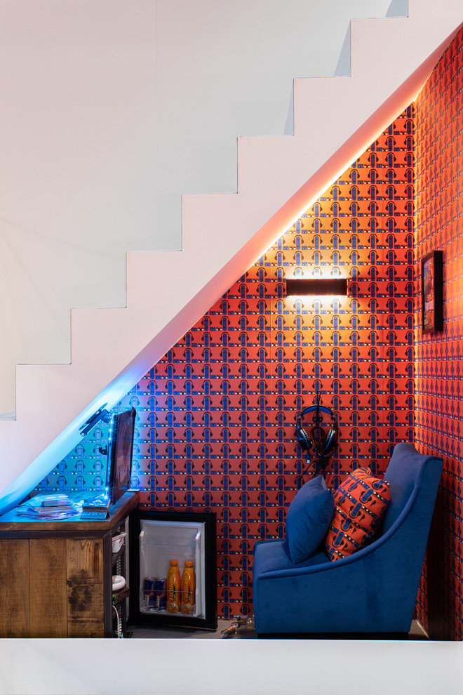 Immagine di una cameretta per bambini minimalista con pareti arancioni