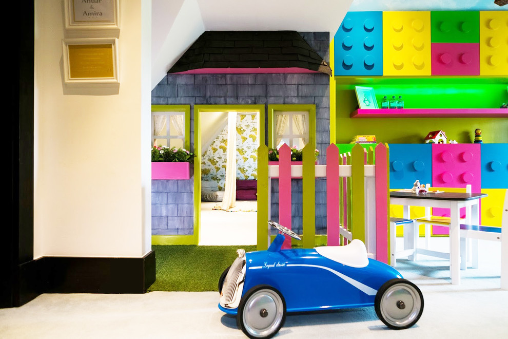 Foto på ett stort funkis könsneutralt barnrum kombinerat med lekrum och för 4-10-åringar, med gröna väggar, heltäckningsmatta och blått golv