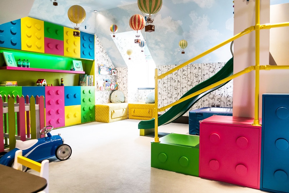 Idéer för ett stort modernt könsneutralt barnrum kombinerat med lekrum och för 4-10-åringar, med vita väggar, heltäckningsmatta och blått golv