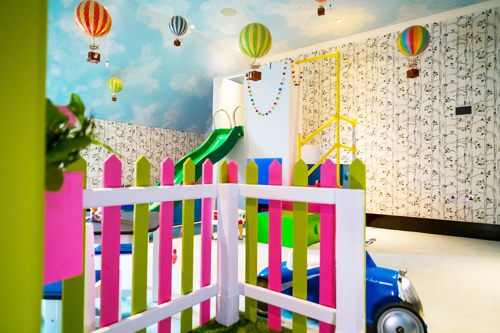 Modern inredning av ett stort könsneutralt barnrum kombinerat med lekrum och för 4-10-åringar, med vita väggar, heltäckningsmatta och blått golv
