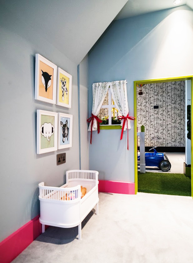Inspiration för stora moderna könsneutrala barnrum kombinerat med lekrum och för 4-10-åringar, med blå väggar, heltäckningsmatta och blått golv