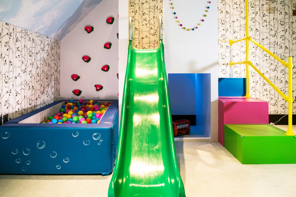 Idéer för stora funkis könsneutrala barnrum kombinerat med lekrum och för 4-10-åringar, med vita väggar, heltäckningsmatta och blått golv