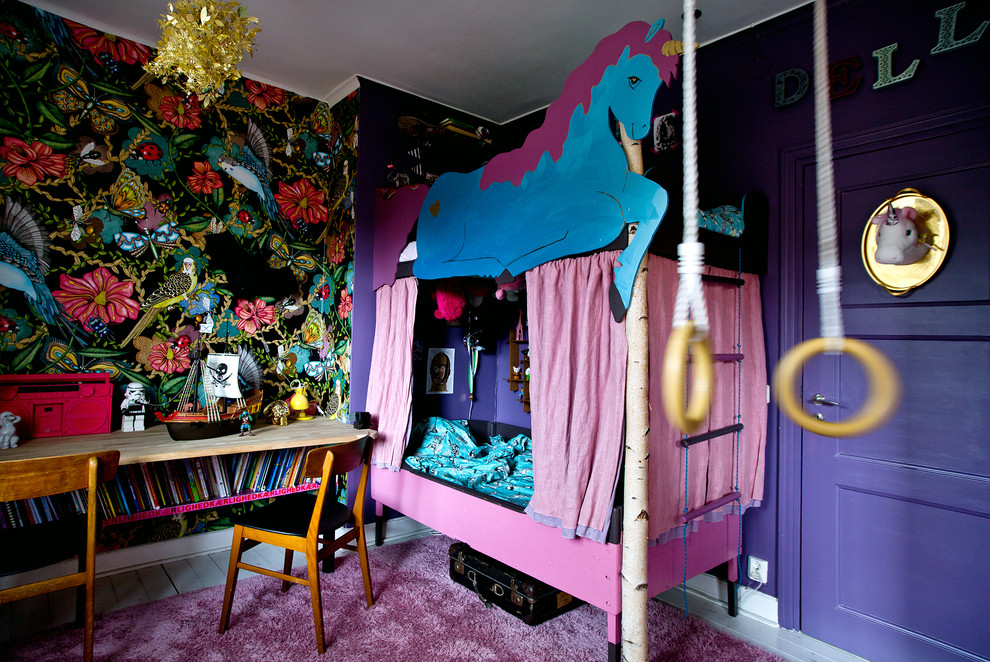 Exemple d'une chambre d'enfant éclectique.