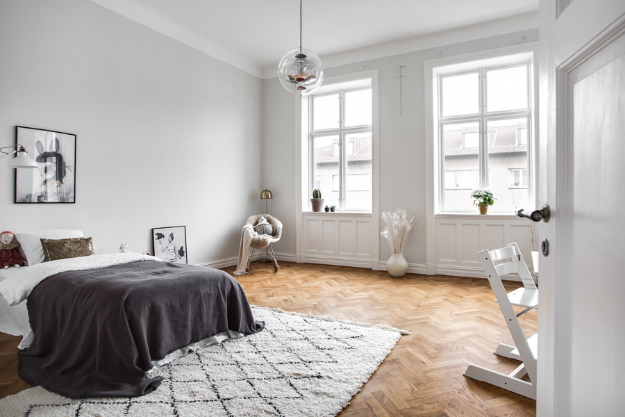 Großes Skandinavisches Mädchenzimmer mit Schlafplatz, grauer Wandfarbe und braunem Holzboden in London