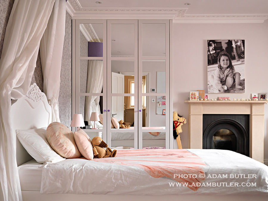 Immagine di una cameretta per bambini da 4 a 10 anni chic di medie dimensioni con pareti viola e pavimento in legno massello medio