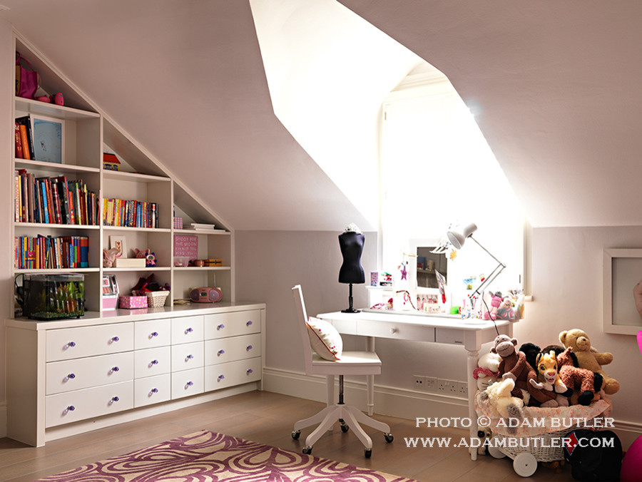 Modelo de dormitorio infantil de 4 a 10 años tradicional de tamaño medio con paredes púrpuras y suelo de madera en tonos medios