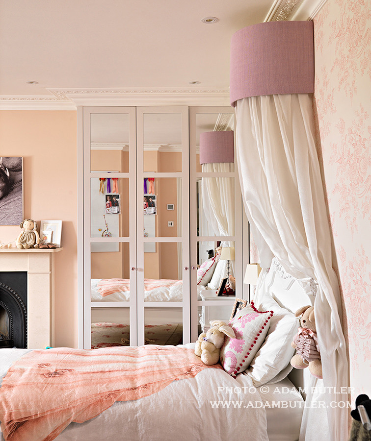 Mittelgroßes Klassisches Mädchenzimmer mit Schlafplatz, lila Wandfarbe und braunem Holzboden in London