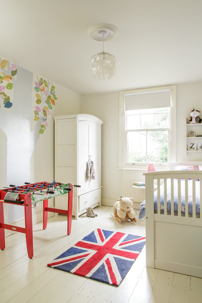 Cette photo montre une chambre d'enfant victorienne avec un mur blanc et parquet peint.