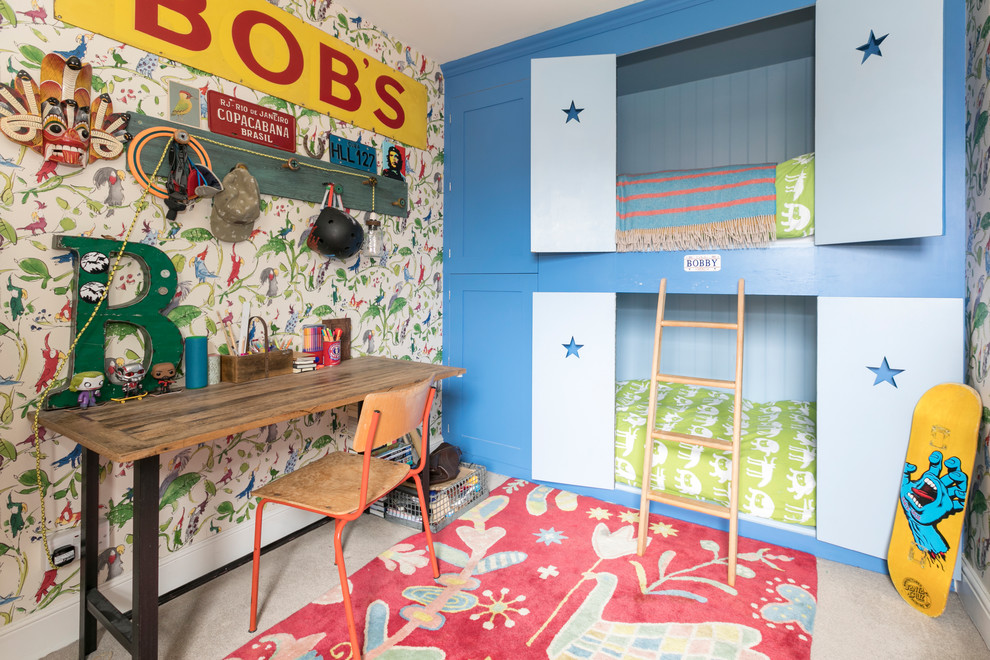 Cette image montre une petite chambre d'enfant de 4 à 10 ans bohème avec moquette, un sol beige, un mur multicolore et un lit superposé.