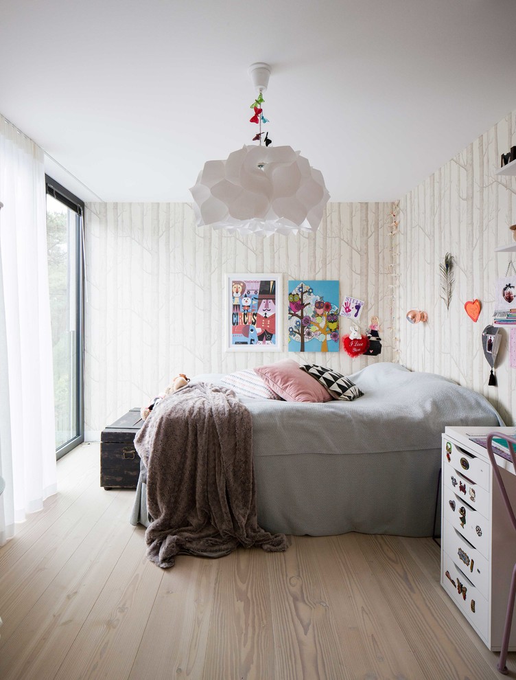 На фото: нейтральная детская среднего размера в скандинавском стиле с белыми стенами, светлым паркетным полом и спальным местом для подростка с