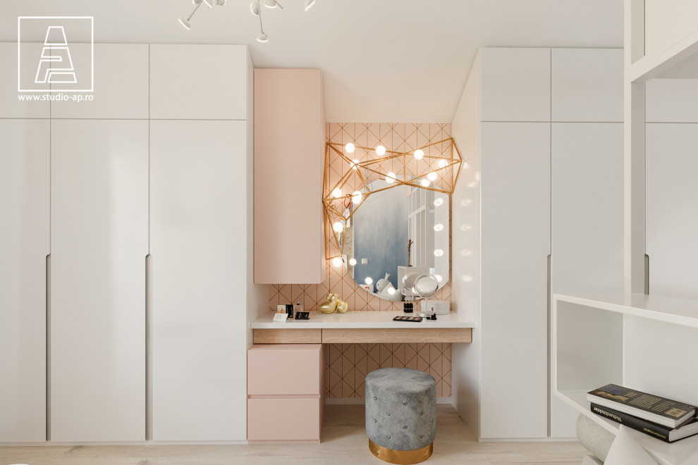Diseño de dormitorio infantil minimalista pequeño con paredes rosas, suelo de madera clara y suelo beige