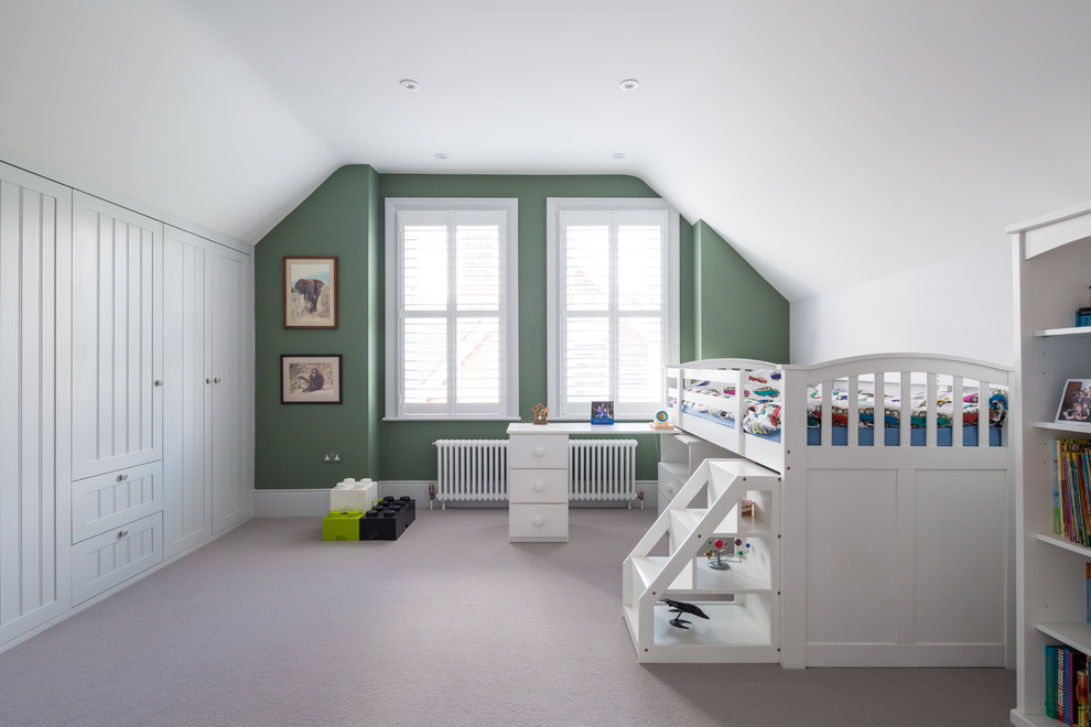 Foto de habitación infantil unisex de 4 a 10 años clásica renovada grande con moqueta y suelo gris
