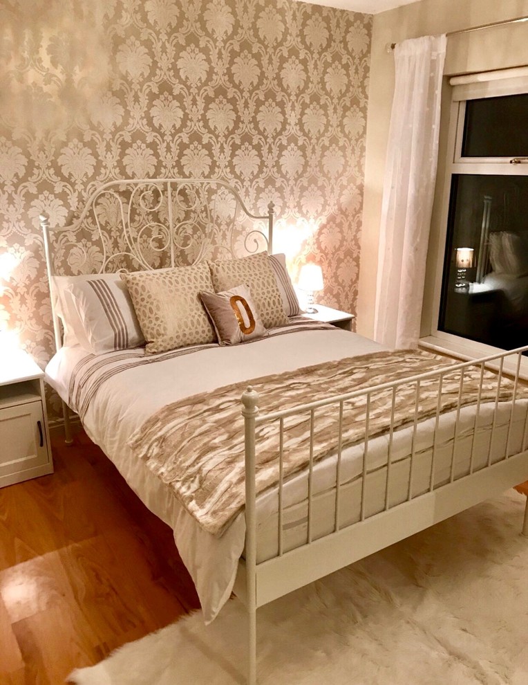 Exempel på ett mellanstort shabby chic-inspirerat barnrum kombinerat med sovrum, med beige väggar, laminatgolv och brunt golv