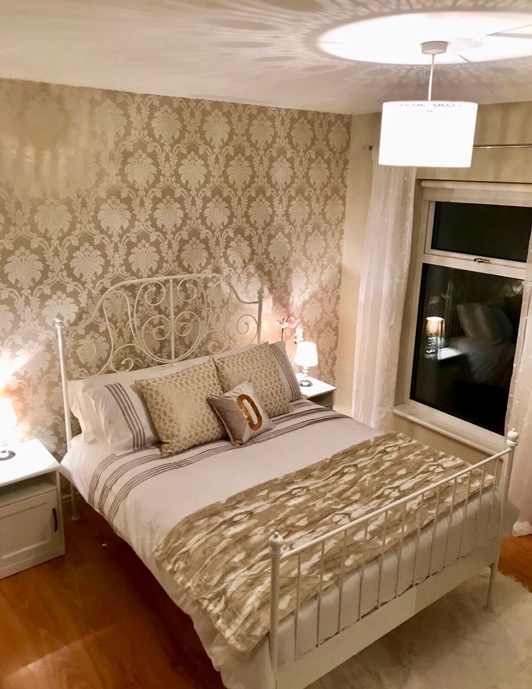 Foto på ett mellanstort shabby chic-inspirerat barnrum kombinerat med sovrum, med beige väggar, laminatgolv och brunt golv
