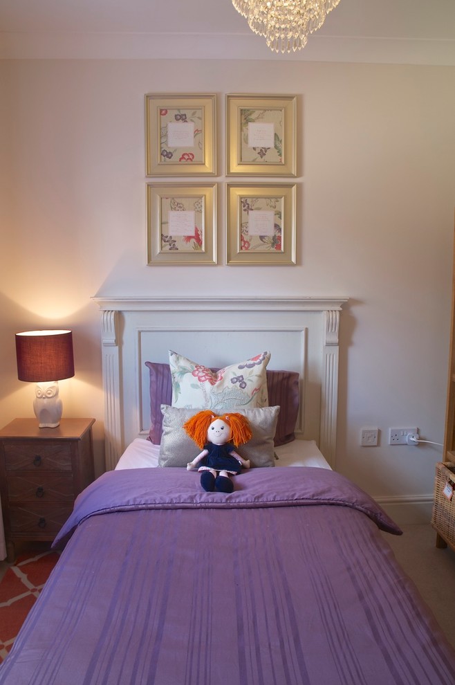 Immagine di una piccola cameretta per bambini da 1 a 3 anni tradizionale con pareti beige e moquette