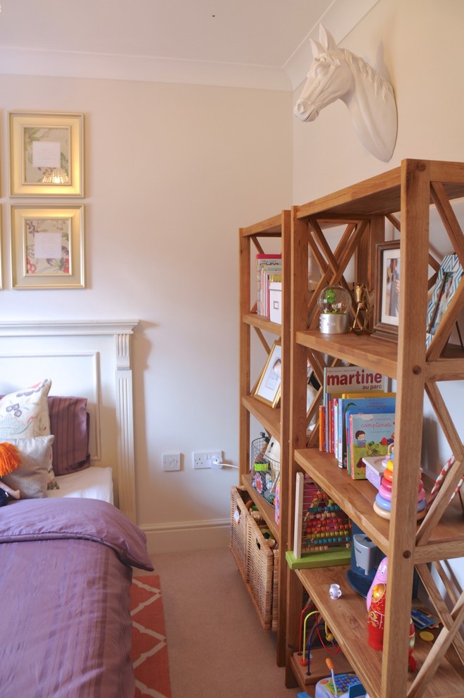 Esempio di una piccola cameretta per bambini da 1 a 3 anni chic con pareti beige e moquette
