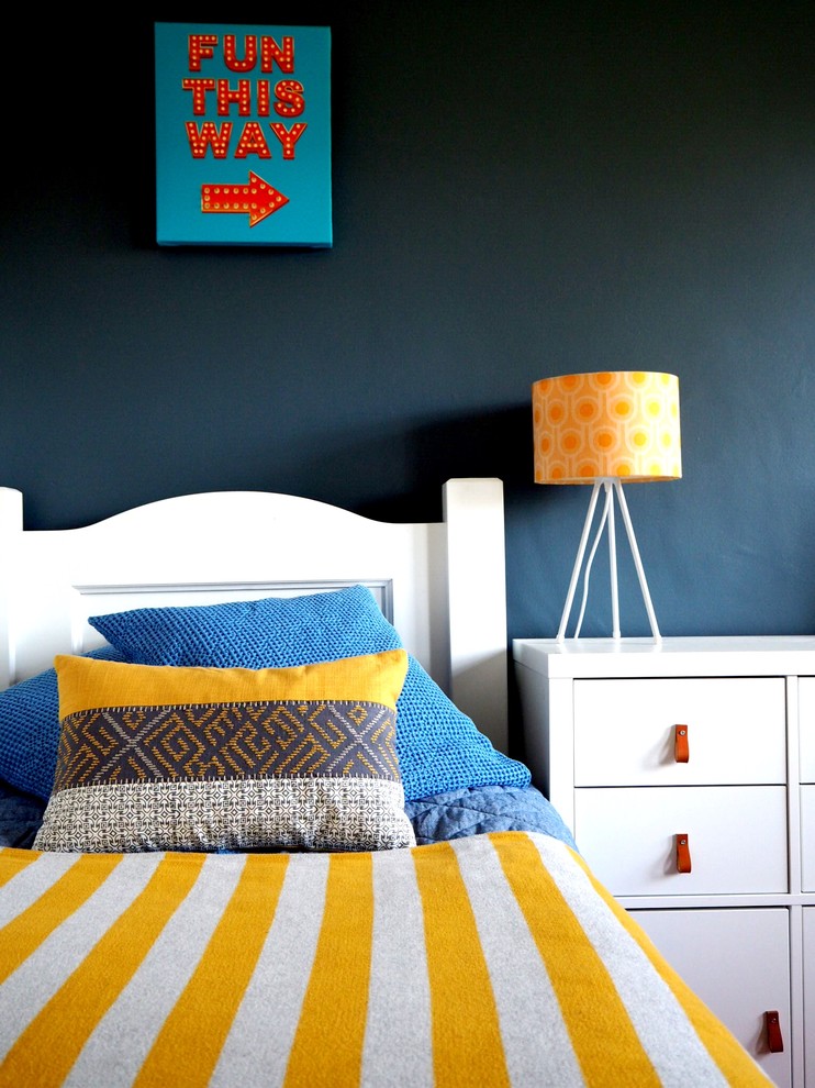 Esempio di una piccola cameretta per bambini da 4 a 10 anni boho chic con pareti blu, pavimento in laminato e pavimento marrone
