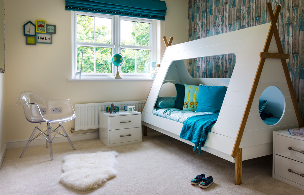 Esempio di una cameretta per bambini da 4 a 10 anni chic di medie dimensioni con pareti beige, moquette e pavimento beige