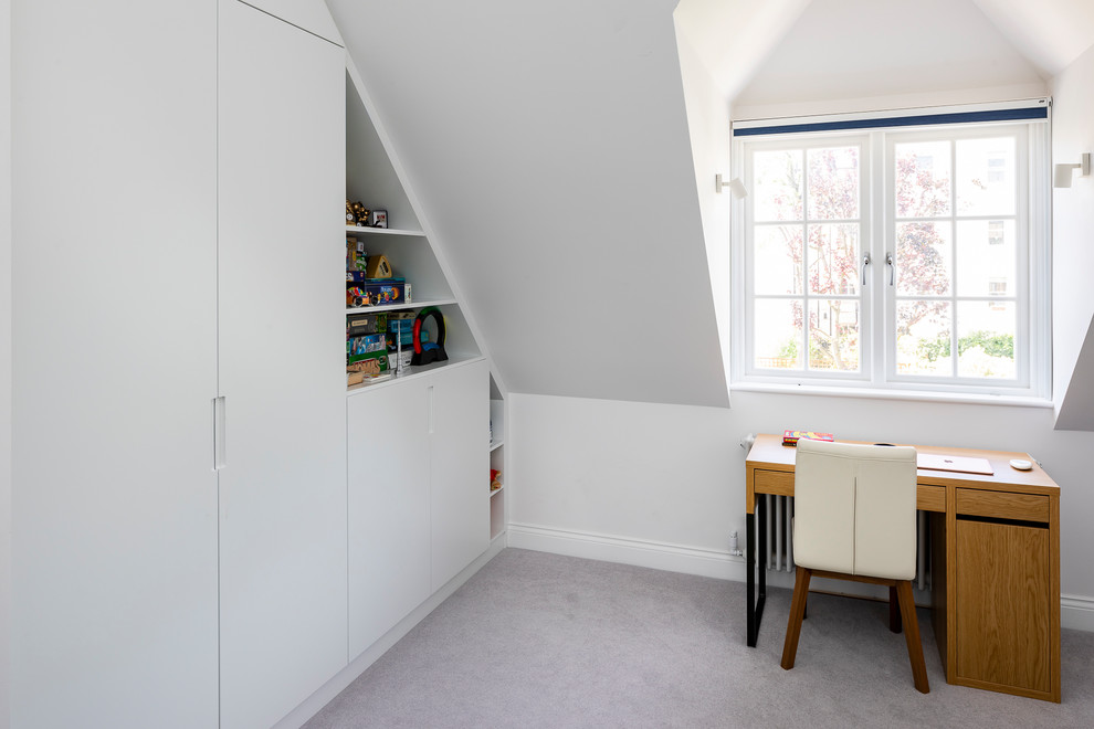 Inspiration för ett mellanstort funkis könsneutralt barnrum kombinerat med skrivbord och för 4-10-åringar, med heltäckningsmatta, grått golv och vita väggar
