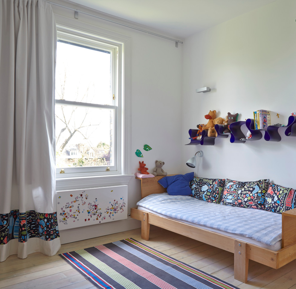 Modelo de dormitorio infantil de 4 a 10 años nórdico con suelo de madera clara