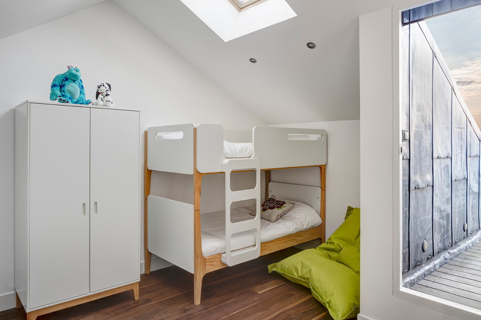 Idée de décoration pour une chambre d'enfant de 4 à 10 ans design avec un mur blanc, parquet foncé, un sol marron et un lit superposé.