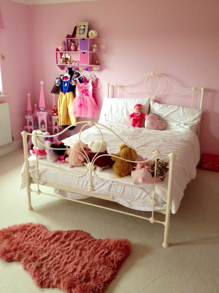 Photo of a classic kids' bedroom in Hertfordshire.