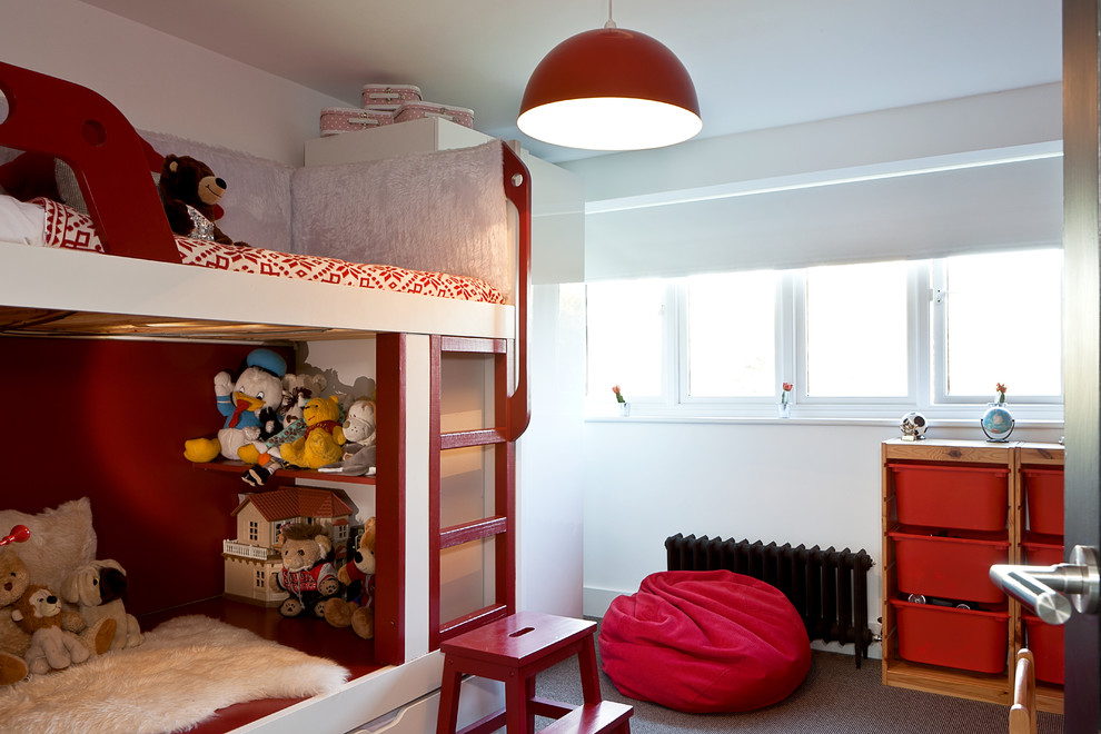 Aménagement d'une chambre neutre de 1 à 3 ans contemporaine avec un mur blanc, moquette et un lit superposé.