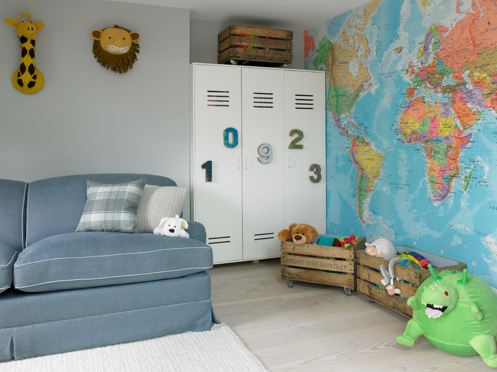 Foto de dormitorio infantil de 1 a 3 años tradicional de tamaño medio con paredes grises, suelo de madera clara y suelo beige