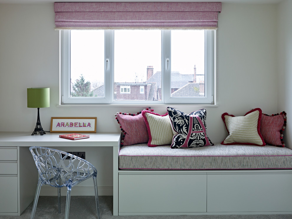 Mittelgroßes Modernes Mädchenzimmer mit weißer Wandfarbe, Teppichboden, grauem Boden und Arbeitsecke in London