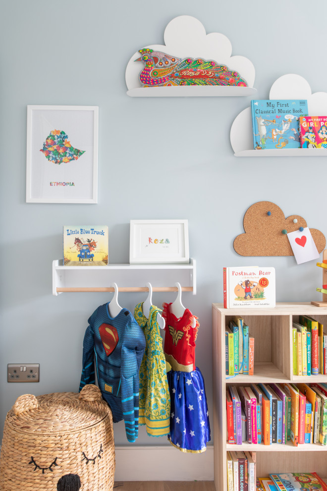 Kleines, Neutrales Modernes Kinderzimmer mit Schlafplatz, blauer Wandfarbe und hellem Holzboden in London