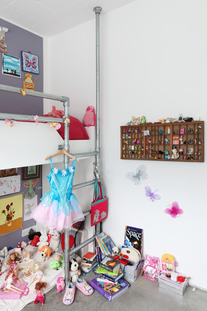 Bild på ett industriellt flickrum kombinerat med sovrum och för 4-10-åringar, med betonggolv och vita väggar