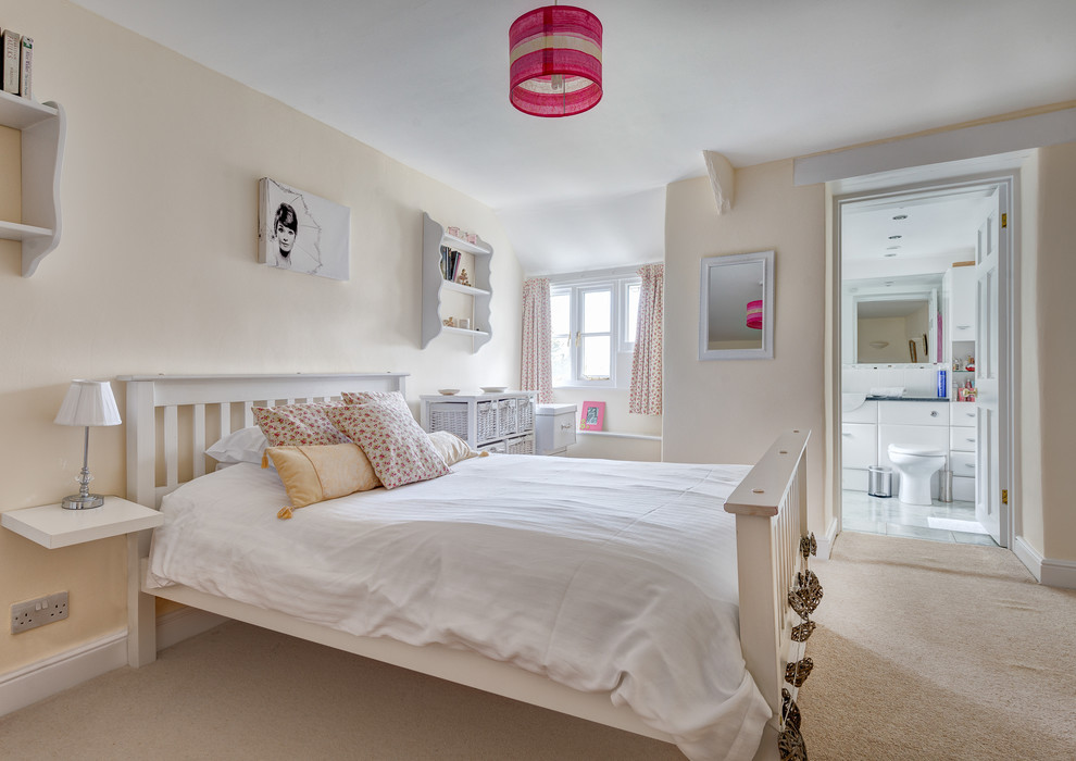 Mittelgroßes Landhausstil Kinderzimmer mit weißer Wandfarbe, Teppichboden und Schlafplatz in Devon