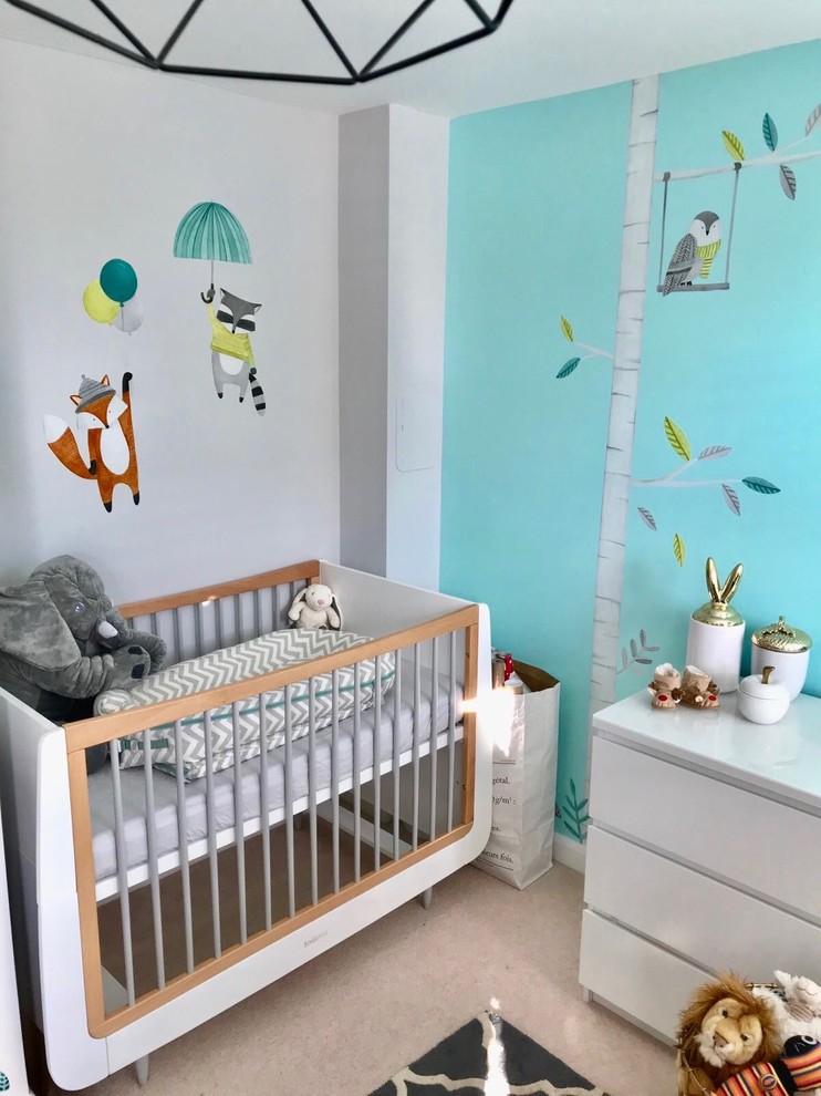 Mittelgroßes, Neutrales Modernes Babyzimmer mit grauer Wandfarbe, Teppichboden und weißem Boden in London