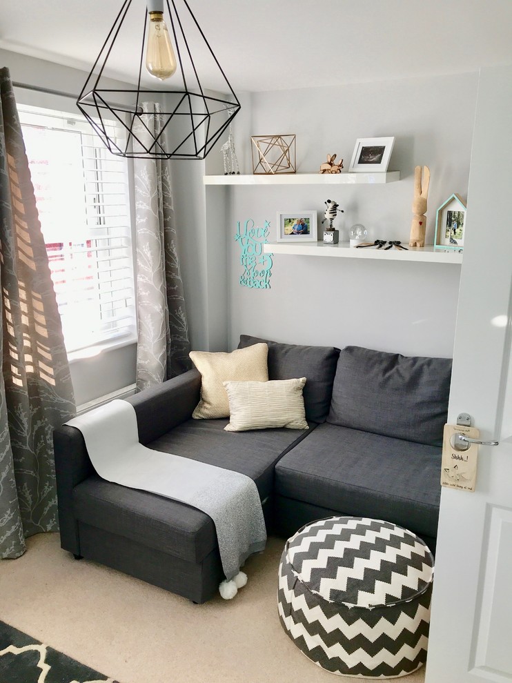 Cette image montre une petite chambre d'enfant nordique avec un mur gris, moquette et un sol blanc.