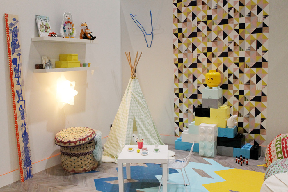 Idéer för ett litet eklektiskt könsneutralt barnrum kombinerat med lekrum och för 4-10-åringar, med flerfärgade väggar och linoleumgolv