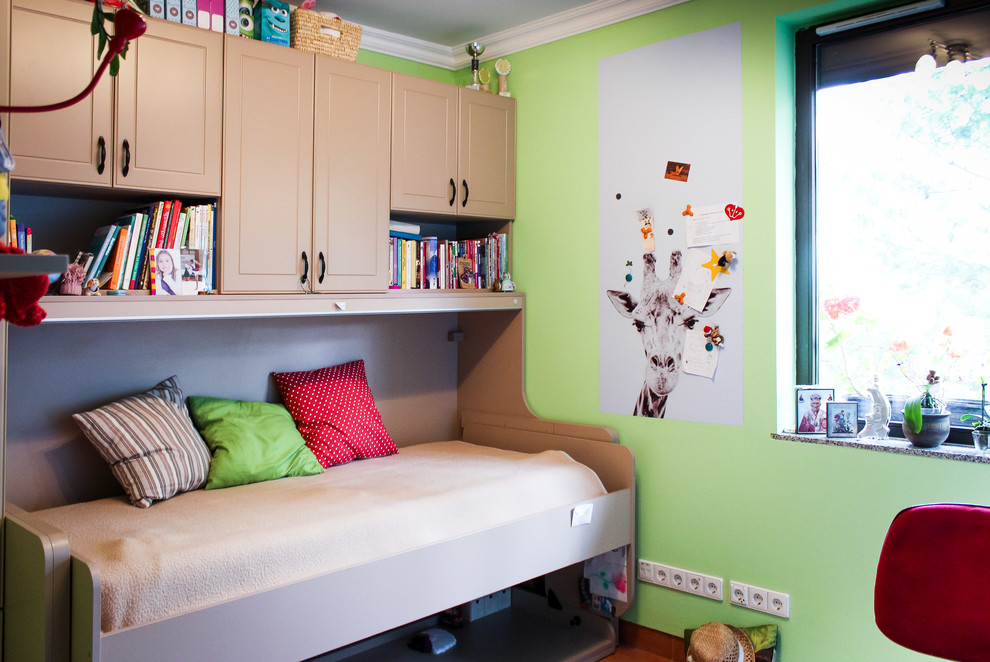 Cette photo montre une petite chambre d'enfant tendance avec un mur vert et un sol en carrelage de céramique.