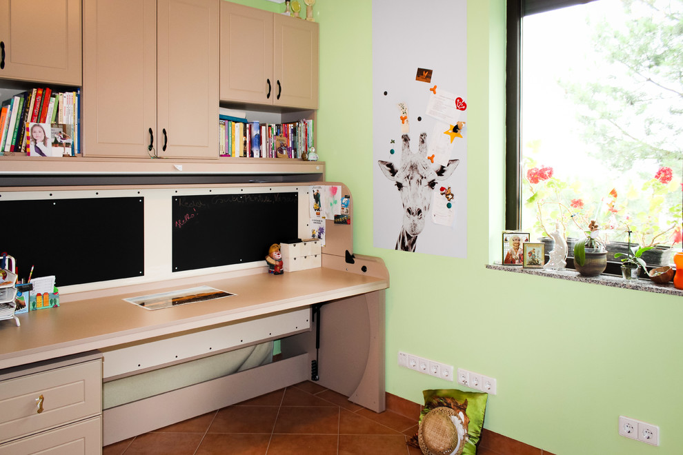 Kleines, Neutrales Modernes Jugendzimmer mit Schlafplatz, grüner Wandfarbe und Keramikboden in Berkshire