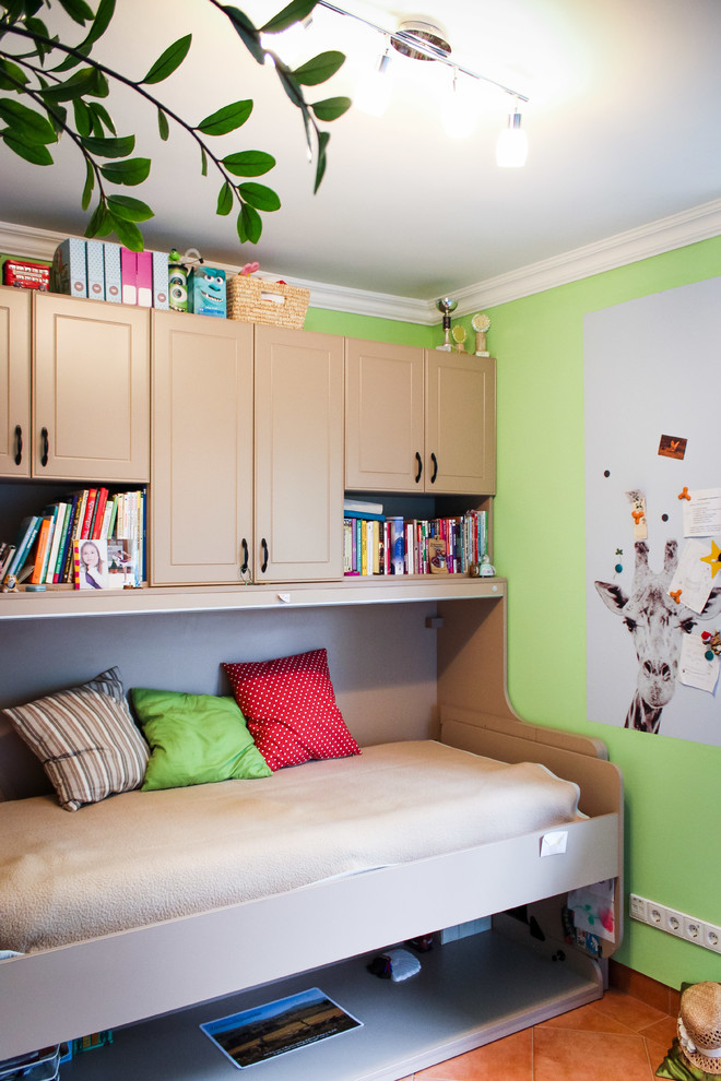 Стильный дизайн: маленькая нейтральная детская в современном стиле с спальным местом, зелеными стенами и полом из керамической плитки для на участке и в саду, подростка - последний тренд